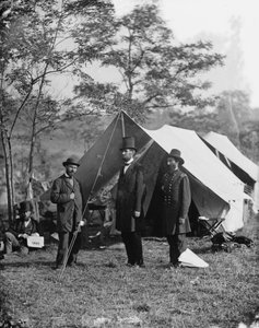 Abraham Lincoln s Allanem Pinkertonem a generálmajorem Johnem A. McClernandem, 1862 od Alexander Gardner