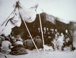 Generál William T. Sherman (1820-91) předsedá smlouvě z Fort Laramie s náčelníkem Red Cloud, duben 1868 (černobílá fotografie) od Alexander Gardner