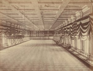 [Pohled do interiéru tanečního sálu pro Lincolnův druhý inaugurační ples], březen 1865. od Alexander Gardner