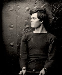 Lewis Powell v žehličkách na zápěstí na palubě USS Saugus, 1865 od Alexander Gardner
