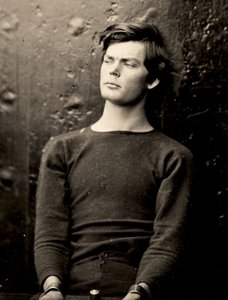 Lewis Powell v žehličkách na zápěstí na palubě USS Saugus, 1865 od Alexander Gardner