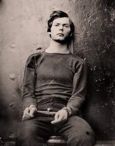 Lewis Powell v žehličkách na zápěstí na palubě USS Saugus, 1865