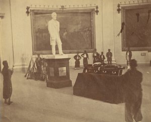 [Thaddeus Stevens ležící ve státě v rotundě Kapitolu ve Washingtonu], 1867. od Alexander Gardner