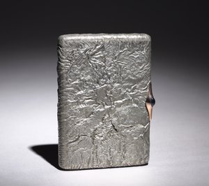 Cigaretová krabička, po roce 1896 (stříbrná, kabošon safír ve zlatě) od Alexander Karpov