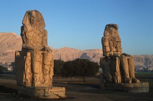 Egypt, starověké Théby, sochy Amenhotepa III. Kolosy Memnonovy od Nicolas Toussaint Charlet