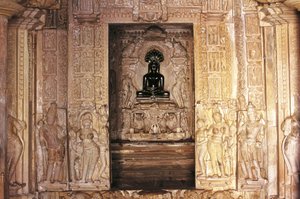 Vchod a oltář, chrám Parshvanatha, skupina památek Khajuraho (Seznam světového dědictví UNESCO