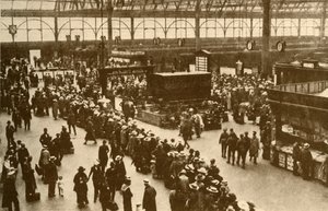 Fronta dovolenkářů čekajících na vlaky na nádraží Waterloo, Londýn, 1930. od Alfieri