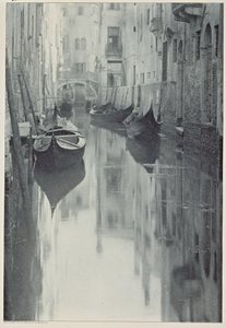 A Bit of Venice, negativ 1894, vydáno 1898 (tónovaný hlubotisk) od Alfred Stieglitz