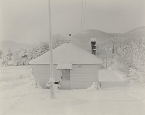 První sníh a domeček od Alfred Stieglitz