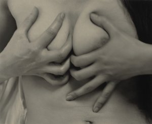 Georgia O’Keeffe – Ruce a prsa od Alfred Stieglitz