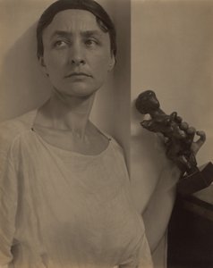 Georgia O’Keeffe s Matissovou sochou od Alfred Stieglitz