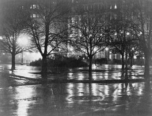 Odrazy, noc, New York, kolem roku 1898 (hlubotisk) od Alfred Stieglitz