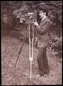 Autoportrét s fotoaparátem, stativem a pistolí od Alfred Stieglitz