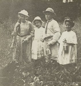 Bez názvu (Flora, Elizabeth, Howard a Kitty v poli Lake George) od Alfred Stieglitz