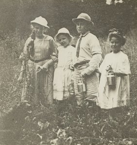 Bez názvu Flora, Elizabeth, Howard & Kitty v poli Lake George, 190305. od Alfred Stieglitz
