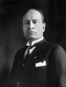 Benito Mussolini (černobílá fotografie)