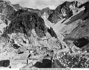 Lomy Ravaccione poblíž Carrara (č/b foto)