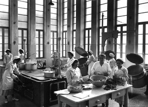 Villa Rosa Maltoni Mussolini: kuchaři připravující jídla (černobílá fotografie) od Fratelli Alinari