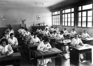 Villa Rosa Maltoni Mussolini: studentky během lekce kreslení (černobílá fotografie) od Fratelli Alinari