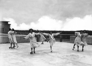 Villa Rosa Maltoni Mussolini: studentky během lekce bruslení (černobílá fotografie) od Fratelli Alinari