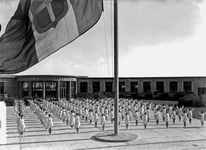 Villa Rosa Maltoni Mussolini: cvičící studentky (čb foto) od Fratelli Alinari
