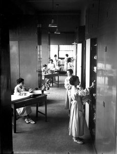 Villa Rosa Maltoni Mussolini: studentky uklízí prádlo (černobílá fotografie)
