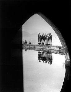 Villa Rosa Maltoni Mussolini: skupina mladistvých v tradičních benátských krojích (čb fotografie) od Fratelli Alinari