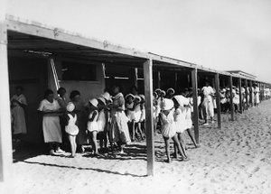 Villa Rosa Maltoni Mussolini: rozvoz jídla na pláži (černobílá fotografie) od Fratelli Alinari