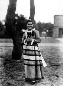 Villa Rosa Maltoni Mussolini: portrét adolescenta držícího malou kočku v tradičním italském kroji (č/b foto)