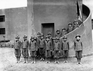 Villa Rosa Maltoni Mussolini: portrét dětí, které nosí furlanské vojenské uniformy (černobílá fotografie) od Fratelli Alinari
