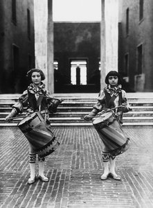 Villa Rosa Maltoni Mussolini: dvě mladé dívky oblečené jako pážecí (černobílá fotografie) od Fratelli Alinari
