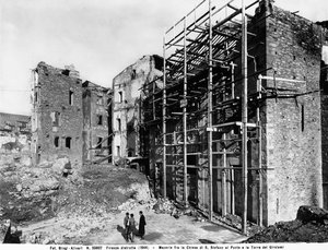 Druhá světová válka: Škody způsobené bombardováním mezi kostelem Santo Stefano al Ponte a věží Girolami způsobené bombardováním ve Florencii. Tato fotografie byla dříve součástí sbírky Brogi, ale nyní patří do sbírky Alinari (černobílá fotografie)
