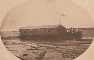 Hamiltonova plovoucí baterie kotvící na konci Sullivanova ostrova noc před ..., duben 1861. od Alma A. Pelot.