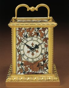 Vozíkové hodiny, ze čtyřdílné stolní sady Napoleon III, intarzie od Duvinage a Harinckouka, kolem roku 1877 (slonovina a ovocné dřevo namontované na ormolu) (476432 a 476441)