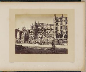 Ulice Rue Royale (na rohu s ulicí Faubourg Saint-Honoré) vyhořela 24. května 1871. od Alphonse J. Liébert