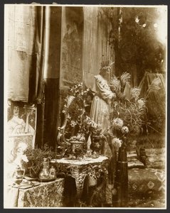 [Koutek Muchova ateliéru se sochami, grafikami a květinami, Rue du Val-de-Grâce, Paříž] od Alphonse Maria Mucha