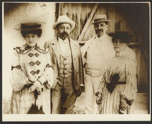 [Alfons Mucha se sestrami Annou a Andělou a Anděliným manželem Janem Remundou, Rosice u Brna, Morava] od Alphonse Maria Mucha