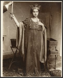 [Modelka s korunou a mečem] od Alphonse Maria Mucha
