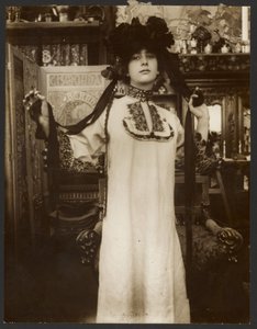 [Modelka v dlouhém bílém rouchu a klobouku se stuhami, Paříž] od Alphonse Maria Mucha