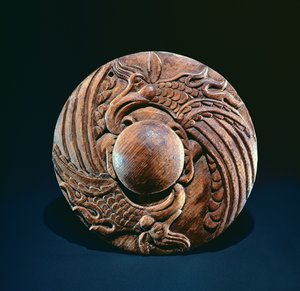 Rondel zdobený dvěma gryfy, altajský kočovný (dřevo)