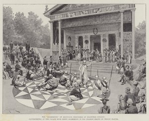„Agamemnon“ z Aischyla, uvedený na Bradfield College, Clytemnestra ve dveřích paláce, se setkává s Agamemnonem ve svém voze taženém jeho trojskými otroky (litho)