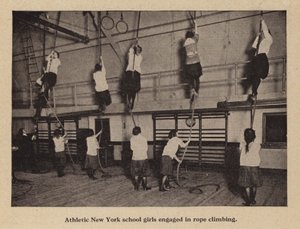Atletické newyorské školačky zabývající se lezením na laně (č/b foto) od American Photographer (after)