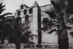 Kalifornie: Bells of Mission San Gabriel, založená v roce 1771, na svazích makových podhůří poblíž Pasadeny (černobílá fotografie) od American Photographer (after)