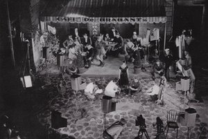 California: Hollywood, „film“ připravovaný v jednom z mnoha filmových studií poblíž Los Angeles (černobílá fotografie) od American Photographer (after)