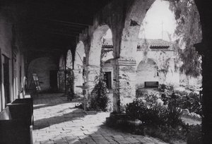 Kalifornie: Mission San Juan Capistrano, založená 1776, jižně od Los Angeles (č/b foto) od American Photographer (after)