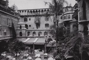 Kalifornie: (čb fotografie): Riverside, Patio Dining Room of the Glenwood Mission Inn (čb fotografie) od American Photographer (after)