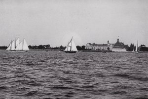 Kalifornie: San Diego, Hotel Del Coronado v zálivu San Diego, jedno z nejoblíbenějších míst pro celoroční zábavu v Kalifornii (černobílá fotografie) od American Photographer (after)