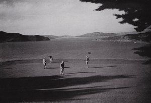 Kalifornie: San Francisco, Lincoln Park, s výhledem na Golden Gate, oceán a město (černobílá fotografie) od American Photographer (after)