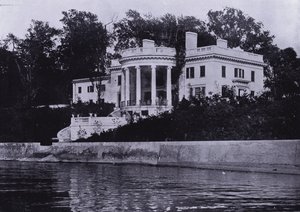 Charles A Platt: Gwinn, Lake Front (č/b foto) od American Photographer (after)
