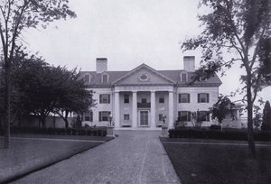 Charles A Platt: Villasera, The East Elevation (černobílá fotografie) od American Photographer (after)